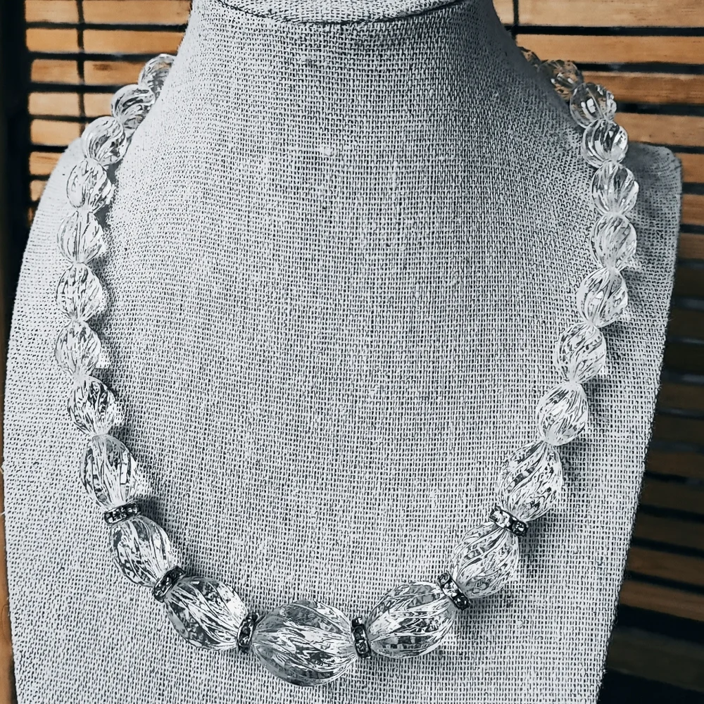 Clear Wavy Ribbed Lucite Graduated Beaded Vintage Necklace Screw Barrel Clasp